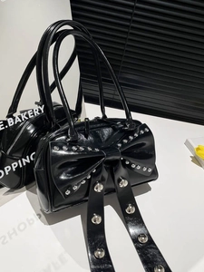 Sac bandoulière en cuir verni noir avec grand nœud clouté et doubles poignées longues