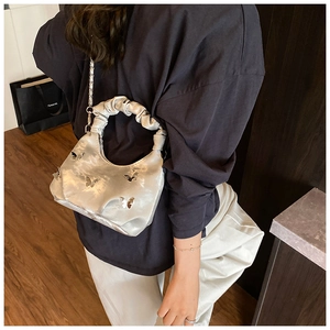 Sac croissant argenté plissé avec ornements papillons 3D et bandoulière chaîne
