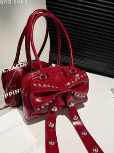 Sac à main créatif en cuir verni rouge avec grand nœud et rivets argentés