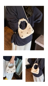 Détail du sac hobo plissé crème avec papillons dorés et poignée nuage froncée