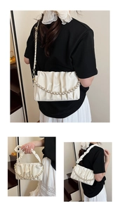 Détail du sac nuage blanc plissé avec chaîne en perles et bandoulière réglable en cuir