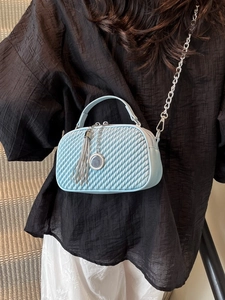 Sac bandoulière matelassé bleu clair avec chaîne argentée et détail de gland en métal