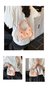Sac à main plissé rose avec papillons argentés et bandoulière en chaîne sous divers angles