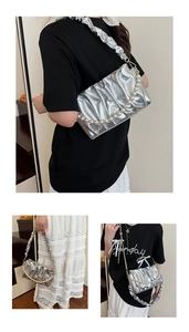 Détail du sac nuage plissé argenté avec texture métallique et chaîne de perles