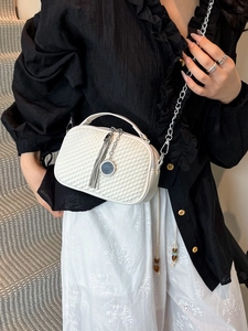 Sac bandoulière blanc à texture tressée avec chaîne argentée et pompon pour femme