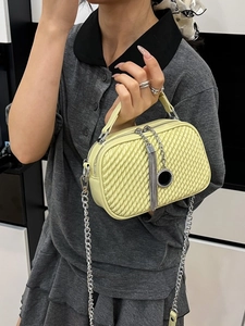 Sac à main minimaliste jaune clair à texture tissée avec bandoulière et pompon femme