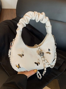 Sac à main blanc plissé style nuage avec papillons argentés et bandoulière en chaîne chic
