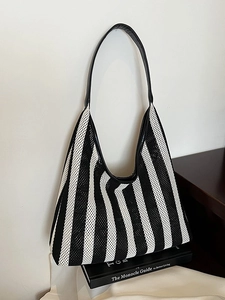 Sac fourre-tout en résille à rayures noires et blanches avec poignée en cuir élégante
