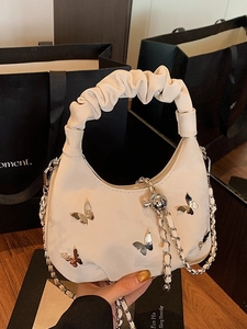 Sac à main plissé chic en crème avec papillons argentés et bandoulière chaîne