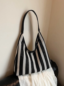 Sac fourre-tout en tricot à rayures noires et blanches avec bretelles en cuir
