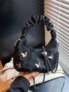 Sac dumpling noir froncé avec papillons argentés et poignée style nuage