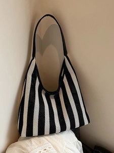 Sac fourre-tout tissé à rayures verticales noires et blanches pour les vacances