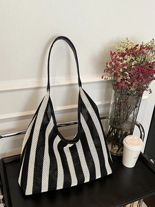 Sac hobo tissé chic à rayures noires et blanches avec fine bandoulière en cuir noir
