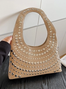 Schicke beige Hobo-Tasche mit Silbernieten und breitem Griff im schlichten Look