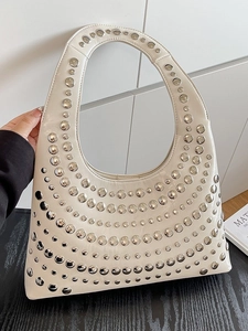 Schicke cremefarbene Hobo-Tasche aus Leder mit Nieten im modischen Halbmond-Design