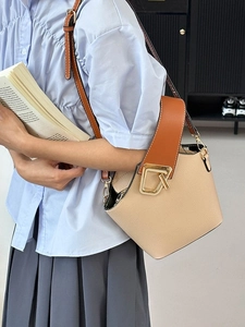 Borsa a secchiello bicolore beige e marrone con trama litchi e fibbia dorata