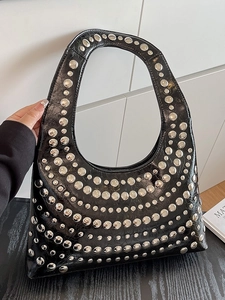 Schicke schwarze Halbmond-Unterarmtasche mit silbernen Punk-Nieten und Retro-Lederoptik