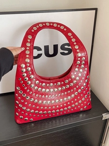 Rote Schultertasche mit silbernen Punk-Nieten und glänzendem Leder im trendigen Hobo-Stil