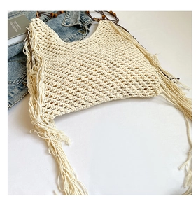 Détail du sac en crochet crème avec franges latérales et bandoulière en perles de bois