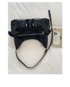 Detailansicht der schwarzen matten Utility-Tasche mit mehreren Taschen und Metallreißverschluss