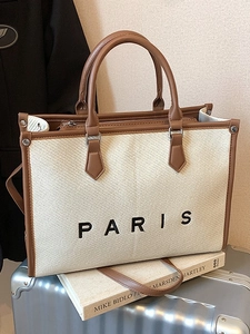 Grande borsa tote in tela beige con finiture in pelle marrone e stampa Paris su valigia