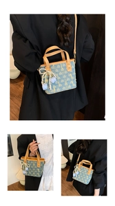 Dettaglio borsa a secchiello in denim blu con fiocco di perle e ciondoli tulipano