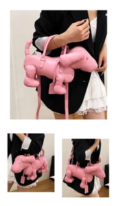 Detail der pinkfarbenen Dackel-Handtasche mit dicken Griffen und abnehmbarem Schultergurt