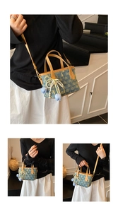 Dettaglio borsa a cesto in denim vintage con catene di perle e ciondoli a tulipano su tracolla