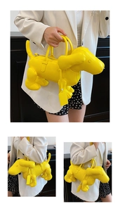 Detail der leuchtend gelben Dackel-Handtasche aus glänzendem Kunstleder mit Reißverschluss