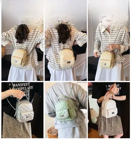Gesteppter Mini-Eimer-Rucksack mit Metallketten aus verschiedenen Model-Perspektiven