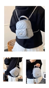 Details des hellblauen gesteppten Mini-Rucksacks mit Kettenriemen und silbernem Drehverschluss