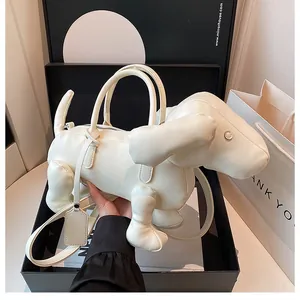 Detailansicht einer weißen Dackel-Handtasche in schwarzer Geschenkbox mit Schultergurt