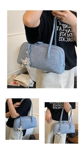 Détail du sac à bandoulière en denim bleu clair avec un pendentif en forme d'étoile argentée