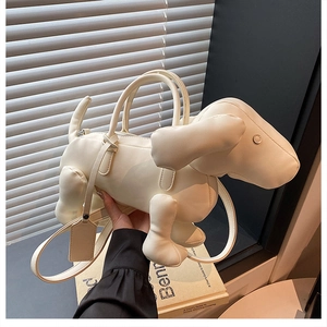 Detailansicht der cremefarbenen Handtasche in Hundeform mit Griffen und Textur