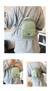 Drei Ansichten eines hellgrünen gesteppten Mini-Rucksacks mit Metallketten und Glanzfinish