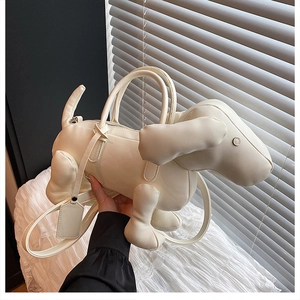Detail der kreativen Dackel-Handtasche in Cremeweiß aus PU-Leder mit Schultergurt