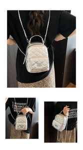 Detail eines silbernen gesteppten Mini-Rucksacks mit Metallkette und Drehverschluss