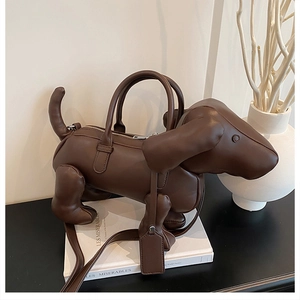 Detailansicht einer Dackel-Handtasche aus Leder mit Silber-Reißverschluss und Tragegurt
