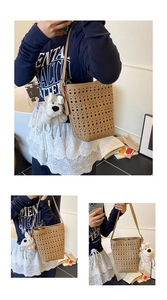 Détails des motifs découpés au laser et breloque chien sur sac seau en PU camel
