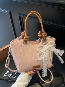 Sac cabas en cuir rose grainé avec anses marron nouées et nœud en dentelle chic