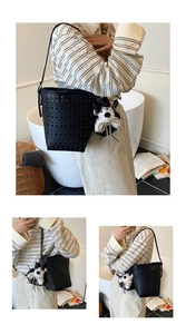 Vue détaillée du sac seau noir ajouré avec un charmant pendentif chiot en peluche