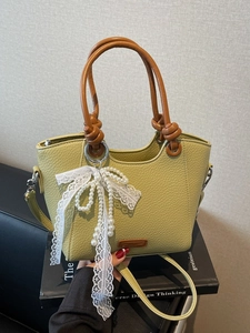 Sac fourre-tout vert olive à texture litchi, anses nouées brunes et breloque perle
