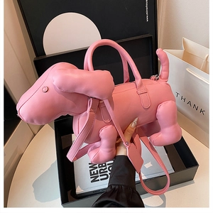 Detail der rosa Hundehandtasche aus PU-Leder mit Doppelgriffen und verstellbarem Schultergurt