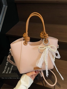Sac fourre-tout rose texture litchi avec anses brunes, nœud en dentelle et bandoulière