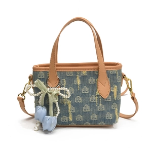 Borsa a secchiello in denim retrò con manici in pelle e ciondolo a tulipano di perle in studio