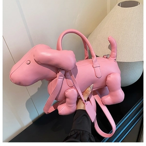 Detailansicht der rosa Dackeltasche mit verstellbarem Gurt und Metallelementen