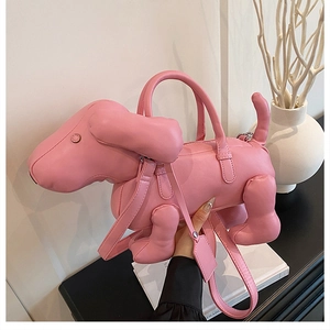 Detail einer pinkfarbenen Welpen-Lederhandtasche mit Rundgriffen und Schultergurt