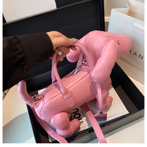 Detail der pinkfarbenen Handtasche in Welpenform mit feiner Lederstruktur und Zipper