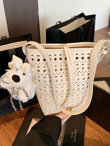 Sac Seau pour Femmes Mode Ajouré Découpé au Laser Mini Sac à Bandoulière en Cuir PU Avec Pendentif Animale en Peluche