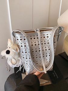 Mini sac seau argenté ajouré avec texture métallique et pendentif chien en peluche